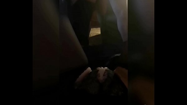 Issiq MJM. Er xotinining oldida qiz do'stini sikadi. Xotinining mushuki ho'l bo'ladi, uning iflos fantaziyalari aqlni chalg'itadi
