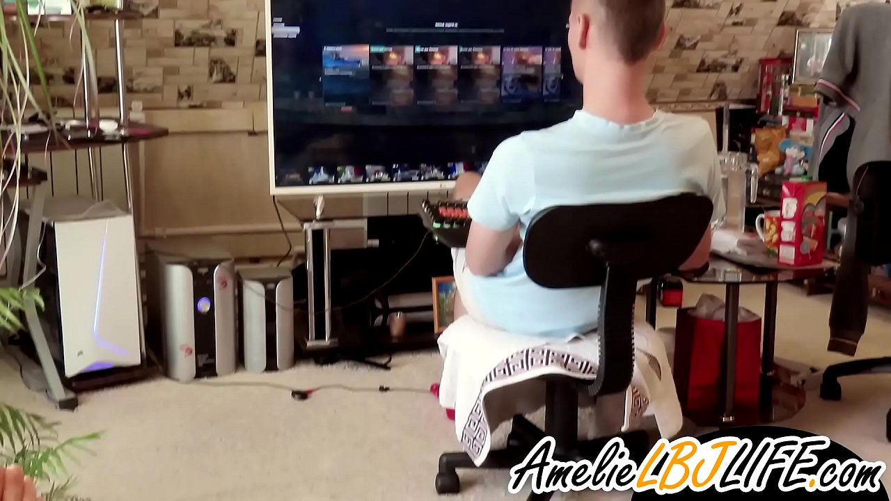 Qiz yigitiga kompyuter o'yinlarini o'ynash uchun jinsiy o'yinchoq bilan onanizm qilmoqda