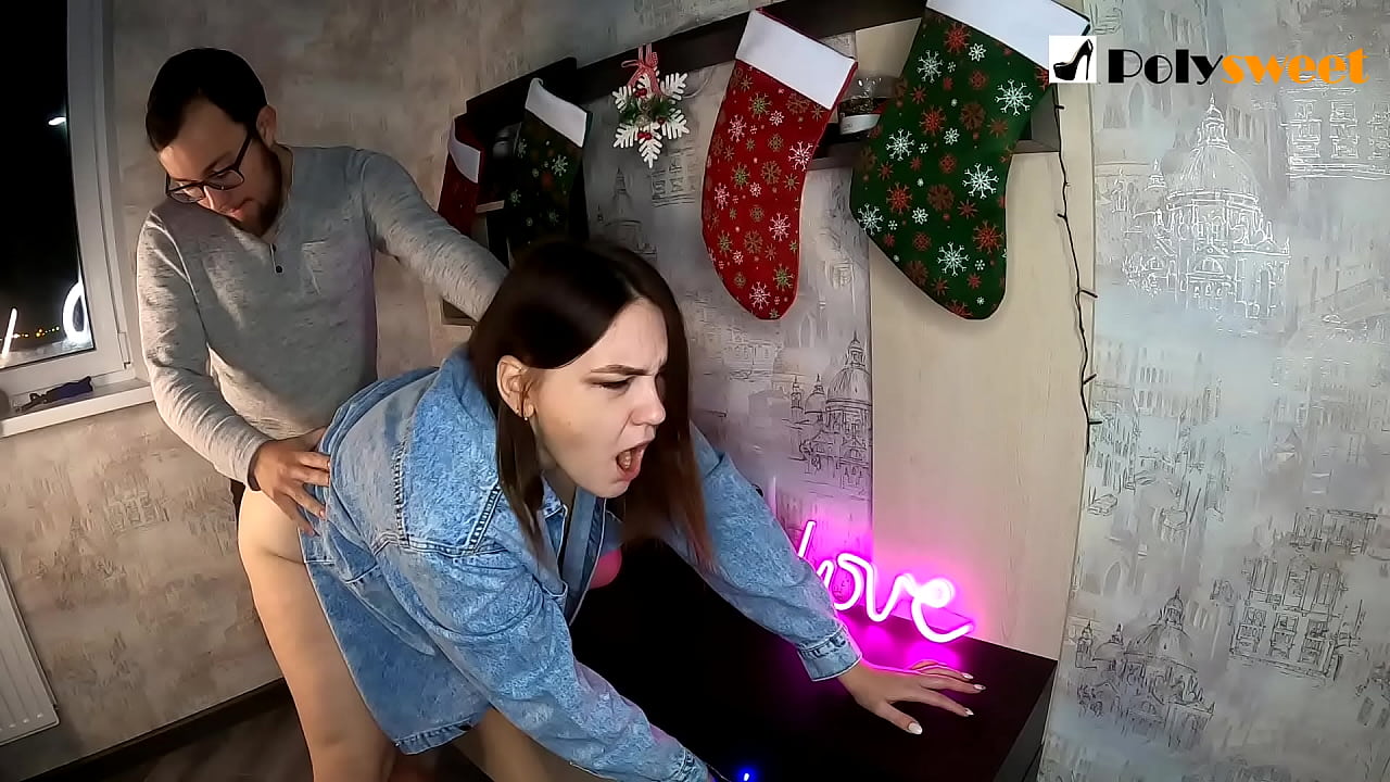 Yigit og'zi va dick bilan eshakda ponytail bilan go'zal qizni sikishdan zavqlanardi